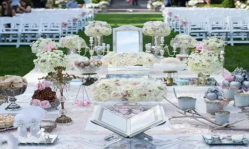 نمای یک سفره عقد سفید زیبا در فضا آزاد