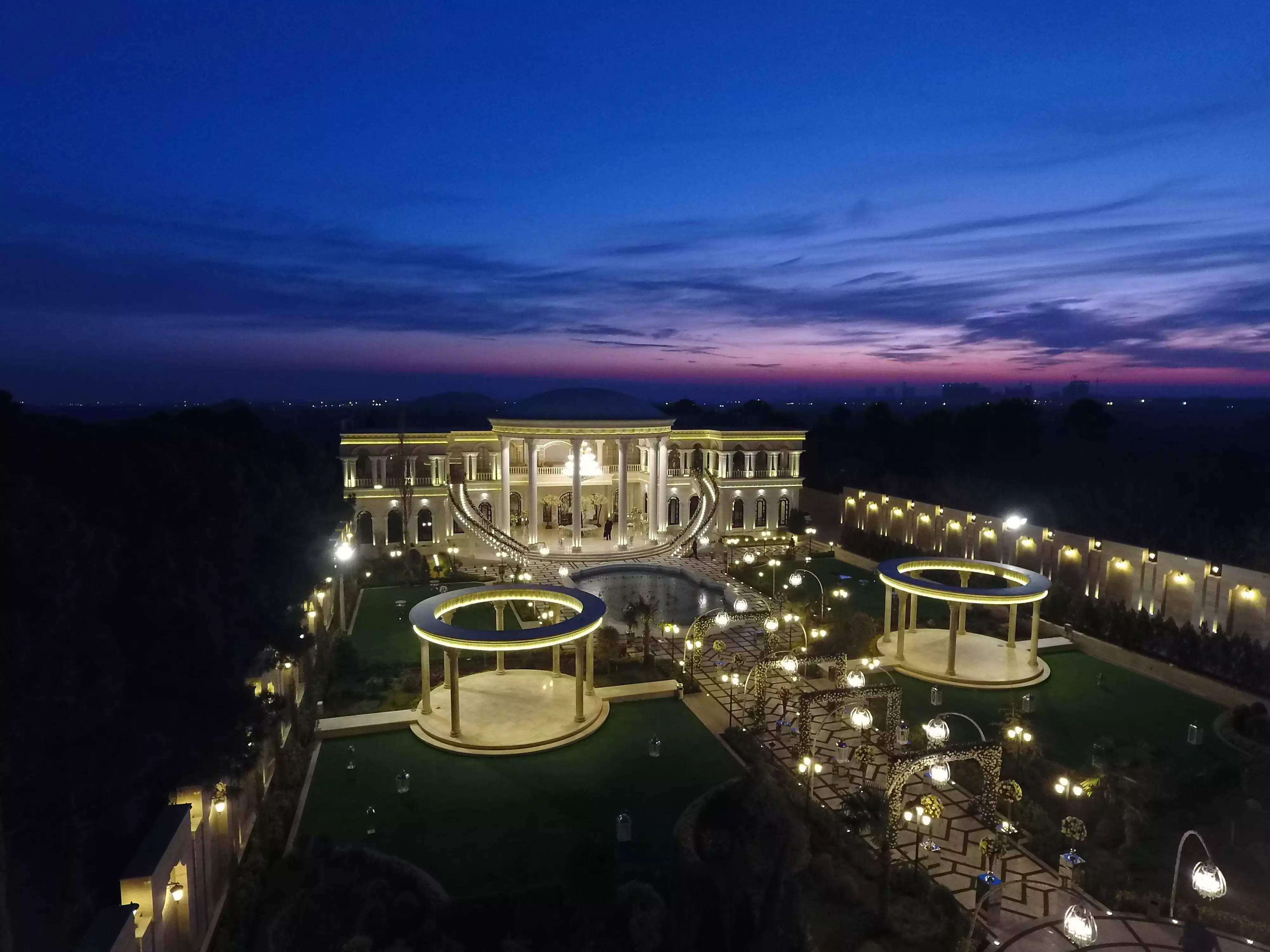 عمارت لوکس و مجلل