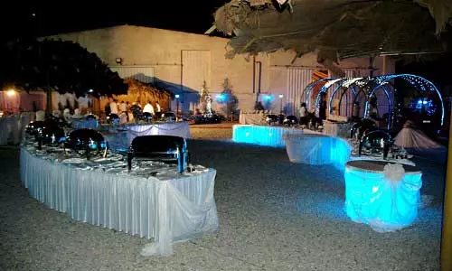 چیدمان میز شام عروسی در باغ عروسی _ تشریفات ثمین