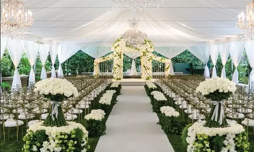 گل آرایی جایگاه عروس و داماد _ تشریفات ثمین