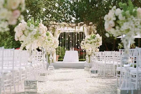 میز و صندلی با تم سفید مراسم عروسی 