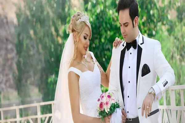 عروس داماد زیبا و دست گل صورتی سفید 