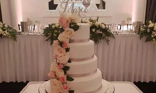 گل آرایی کیک عروسی _ تشریفات ثمین