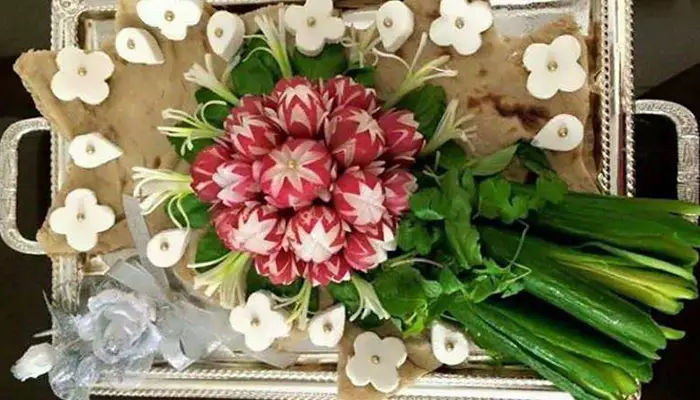 تزیین نان و پنیر و سبزی سفره عقد به شکل دسته گل