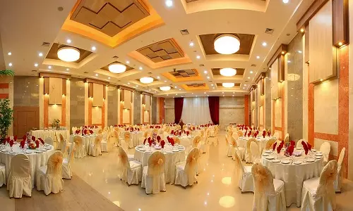 چیدمان میز و صندلی عروسی _ تشریفات ثمین