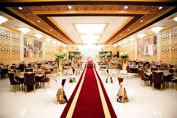 نمای تالار پذیرایی با تم زرشکی و طلایی