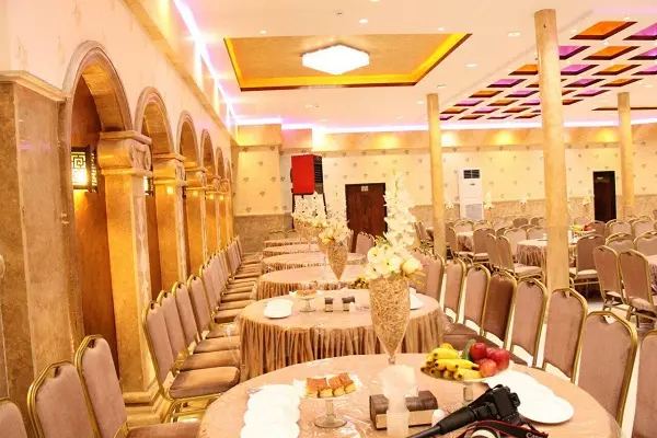 تالار پذیرایی با تم صورتی و طلایی