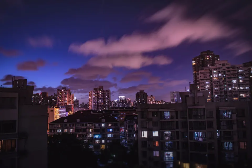 عکس روف گاردن با منظره شب شهر