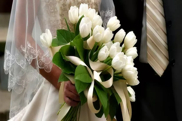 دسته گل لاله سفید عروس
